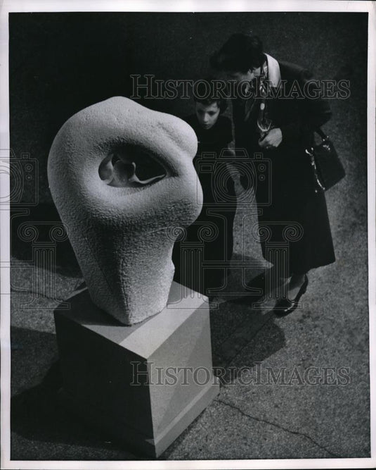 1952 Press Photo Mother talking to her son about the stone figure, it's a - Historic Images