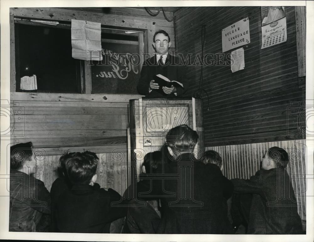 1938 Press Photo Rev Bremner at revival service in tavern - Historic Images