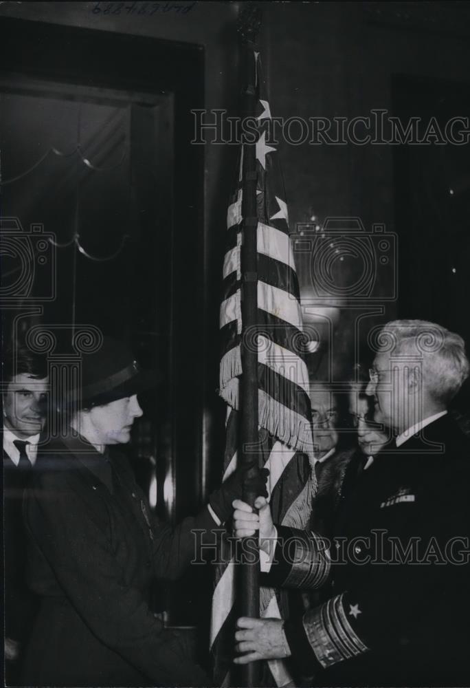 1943 Press Photo British women replace Paul Jones flag - Historic Images