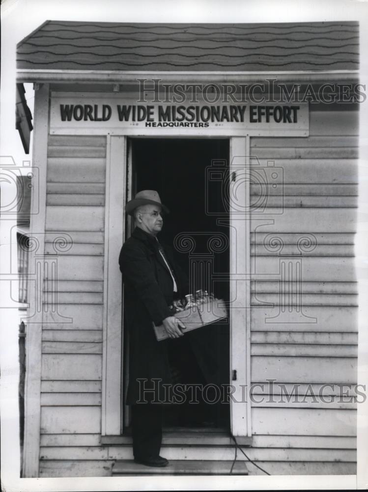 1946 Press Photo George Phillips, &quot;Whiskey Bottle Evangelist,&quot; Headquarters - Historic Images