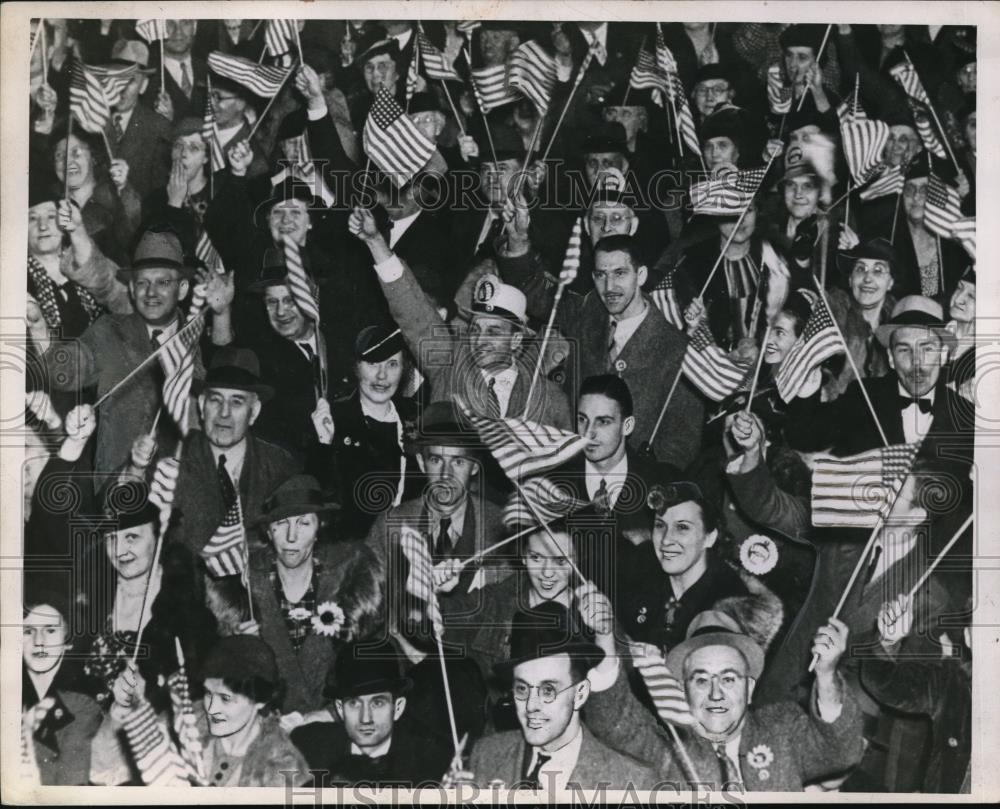 1949 Press Photo A Crowd Of People Hold Up American Flags - Historic Images