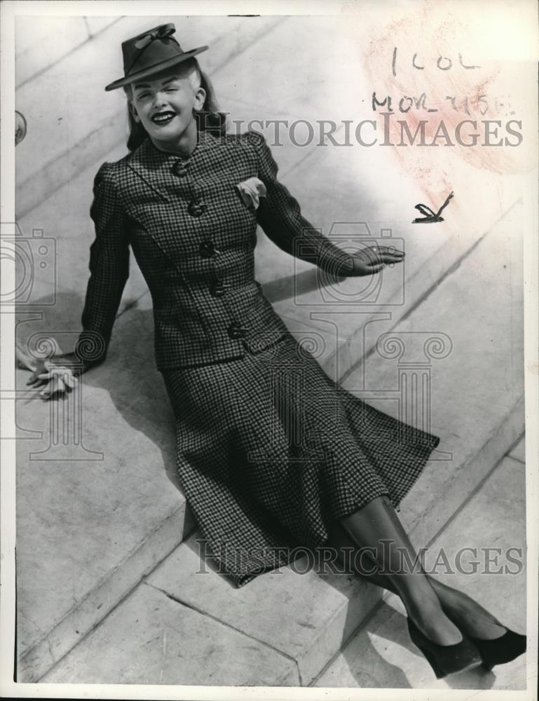 Undated Press Photo Model wearing a casual outdoor outfit - Historic Images