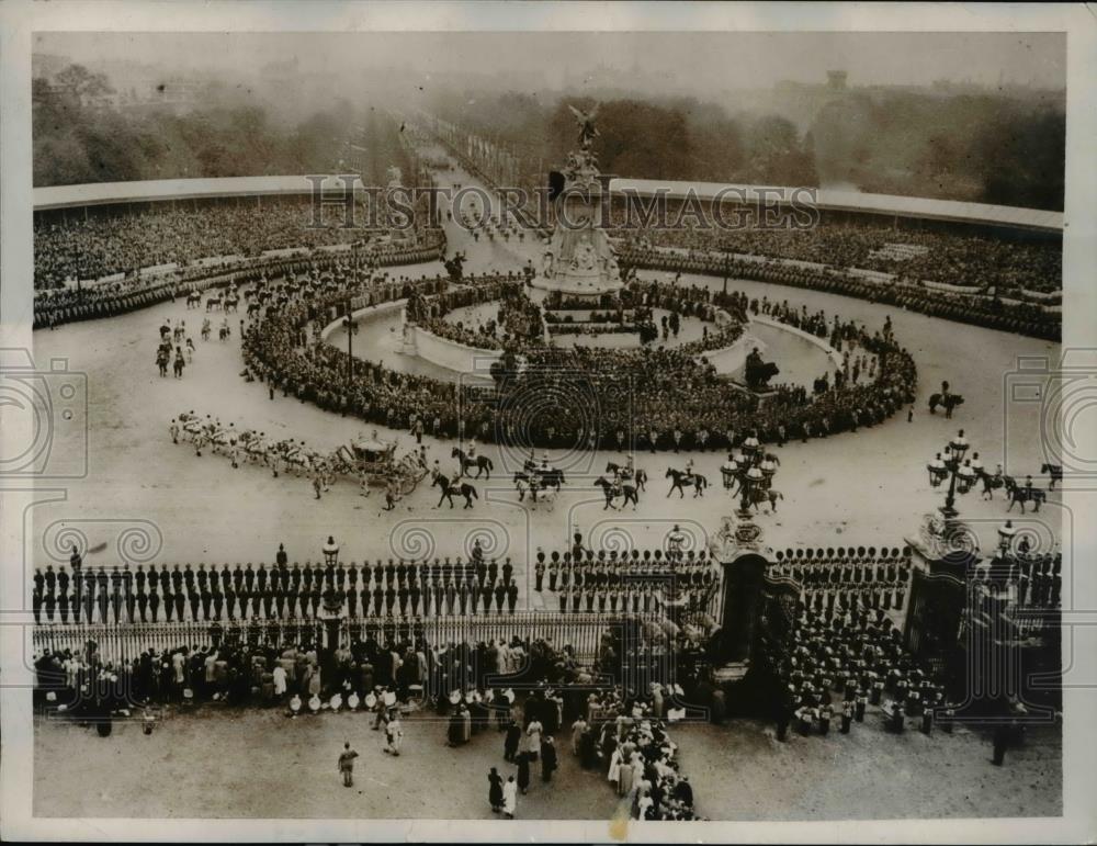 1937 Press Photo Front of Buckingham Place where Historic Coronation took place - Historic Images