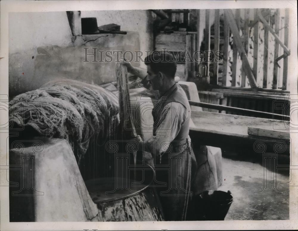 1936 Press Photo Colonist Drying Native Wool In Primitive Drying Kettles - Historic Images