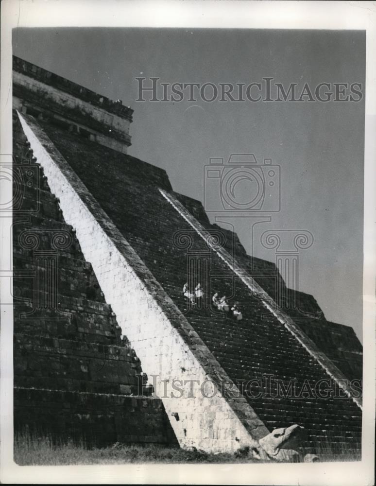 1946 Press Photo The steps of the Chichen-Itza being climed by local indian - Historic Images