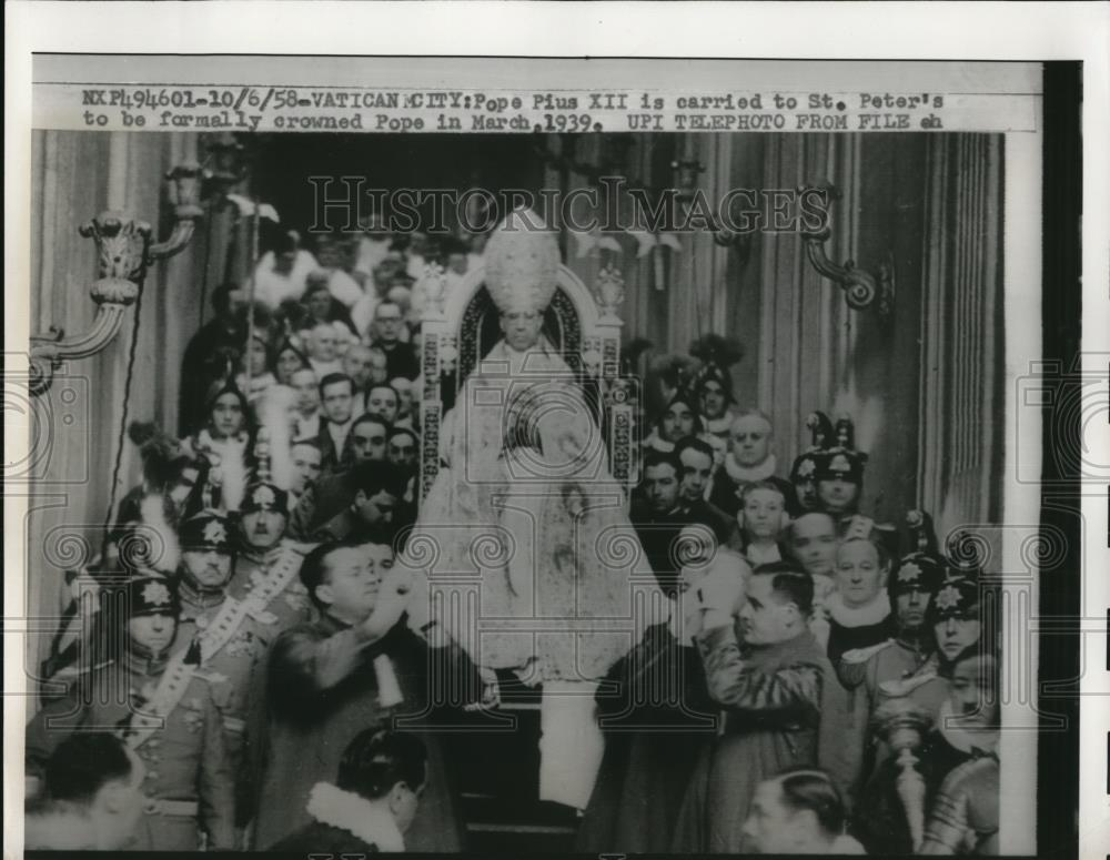 1958 Press Photo Pope Pius XII being carried to St. Peter&#39;s - Historic Images