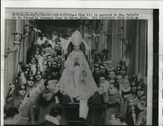 1958 Press Photo Pope Pius XII being carried to St. Peter's - Historic Images