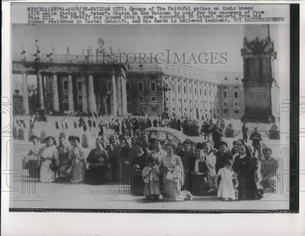 1958 Press Photo Catholics Pray For Recovery of Comatose Pope Pius XII - Historic Images