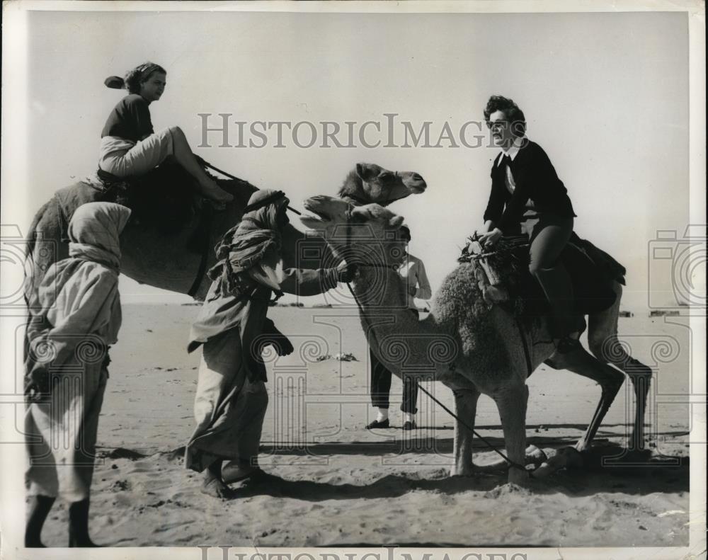 1951 Press Photo Violet Light and Mildred Wesson on Camels - Historic Images