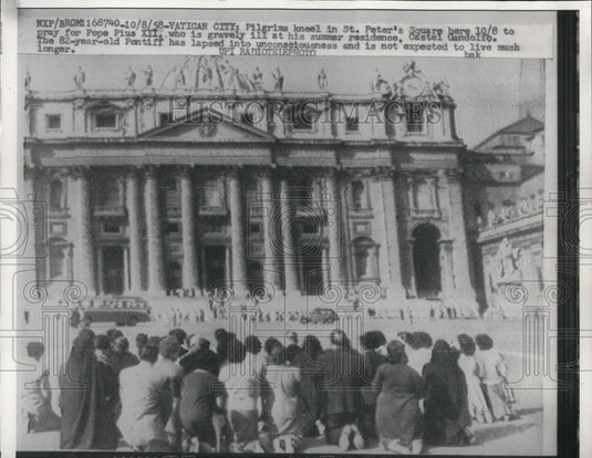 1958 Press Photo Pilgrims In St. Peter's Square Pray For Pope's Recovery - Historic Images