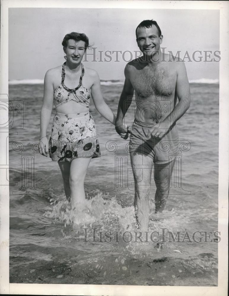 1945 Press Photo Lt Dick Fellows and Lt Patricia E Bulger - Historic Images