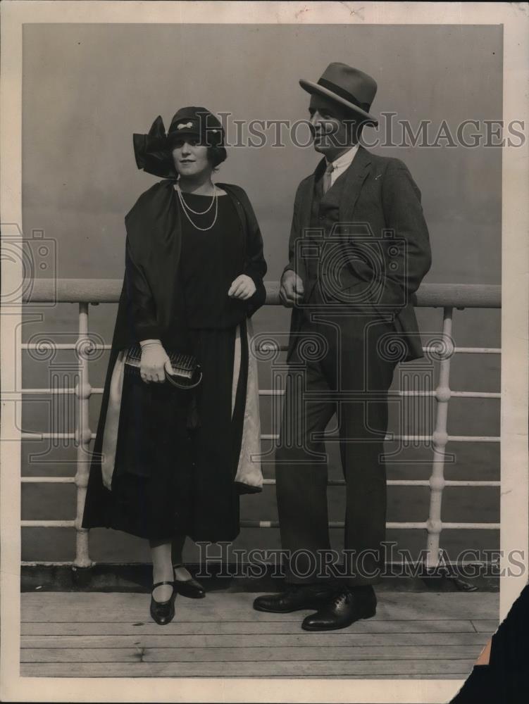 1922 Press Photo Mr &amp; Mrs Robert S Hudson of British Embassy on SS Orbiwa - Historic Images