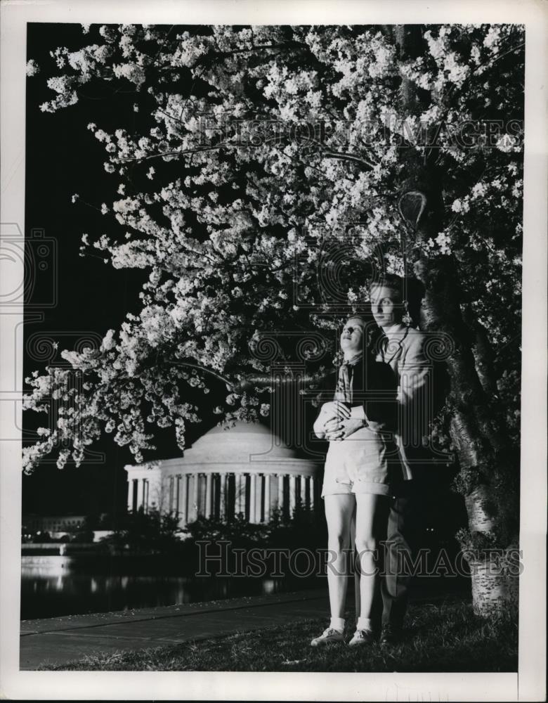 1949 Press Photo Shirley Smith and David Burr at Jefferson Memorial - Historic Images