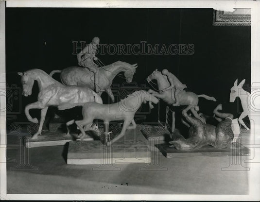 1933 Press Photo A group miniature Horsed made of Clay and Plasticine - Historic Images