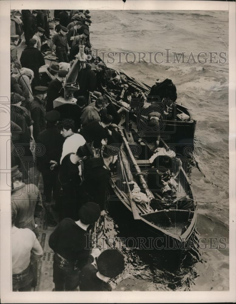 1940 Press Photo England Survivors of a torpedoed British merchant ship along - Historic Images