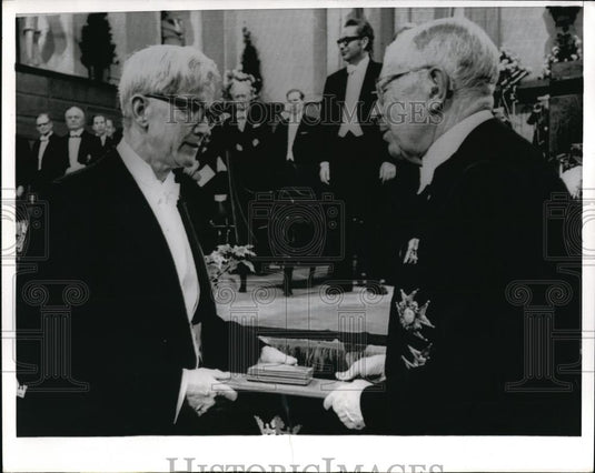 1969 Press Photo Max Delbruck Receives Nobel Prize From King Gustaf Adolf - Historic Images