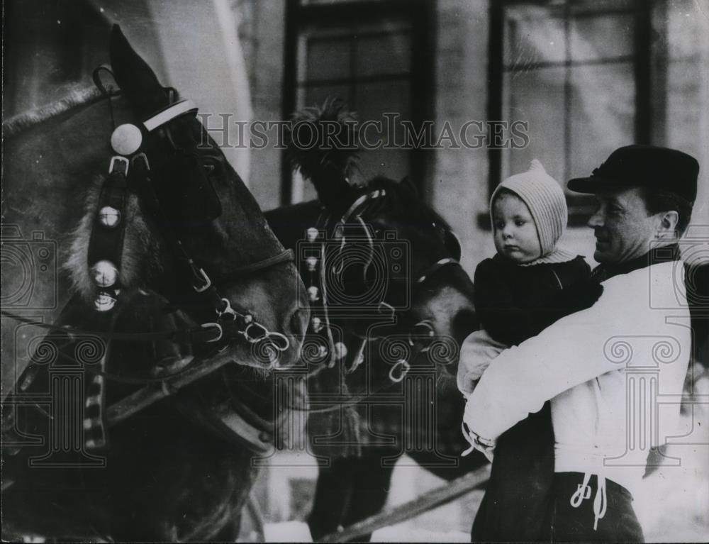 1939 Press Photo Lance Haugwitz Reventlow age 2 &amp; dad Count Reventlow - Historic Images