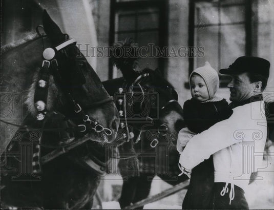1939 Press Photo Lance Haugwitz Reventlow age 2 & dad Count Reventlow - Historic Images
