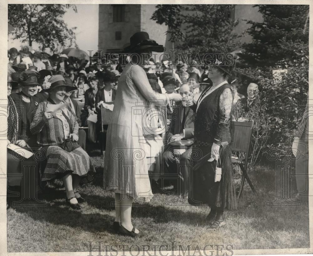 1925 Press Photo Mrs James Suari &amp; Mrs Joseph Zucker Lamarr at Sulgrave Manor - Historic Images