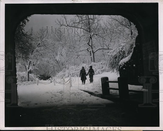 1944 Press Photo Shows he hasn't lost his strength, in Chicago Park - Historic Images