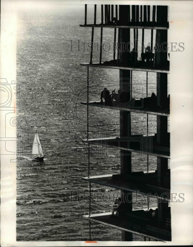 1970 Press Photo Construction workers working on the tallest condominium - Historic Images