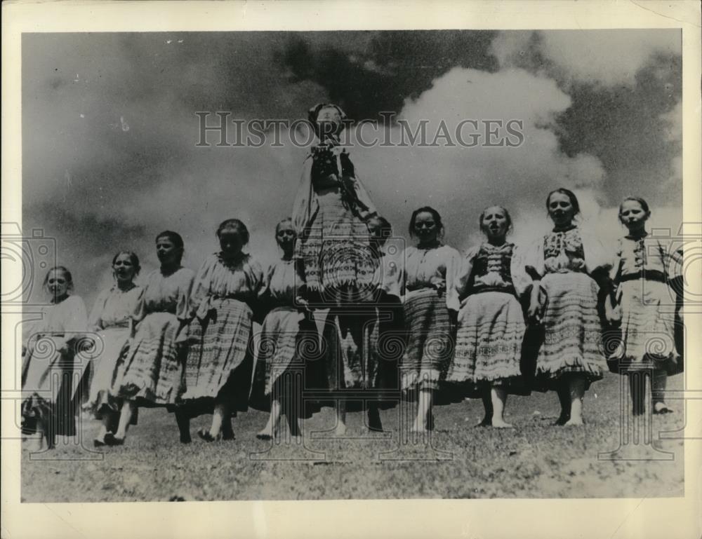1934 Press Photo Czechoslovakian throwing the morana custom - Historic Images