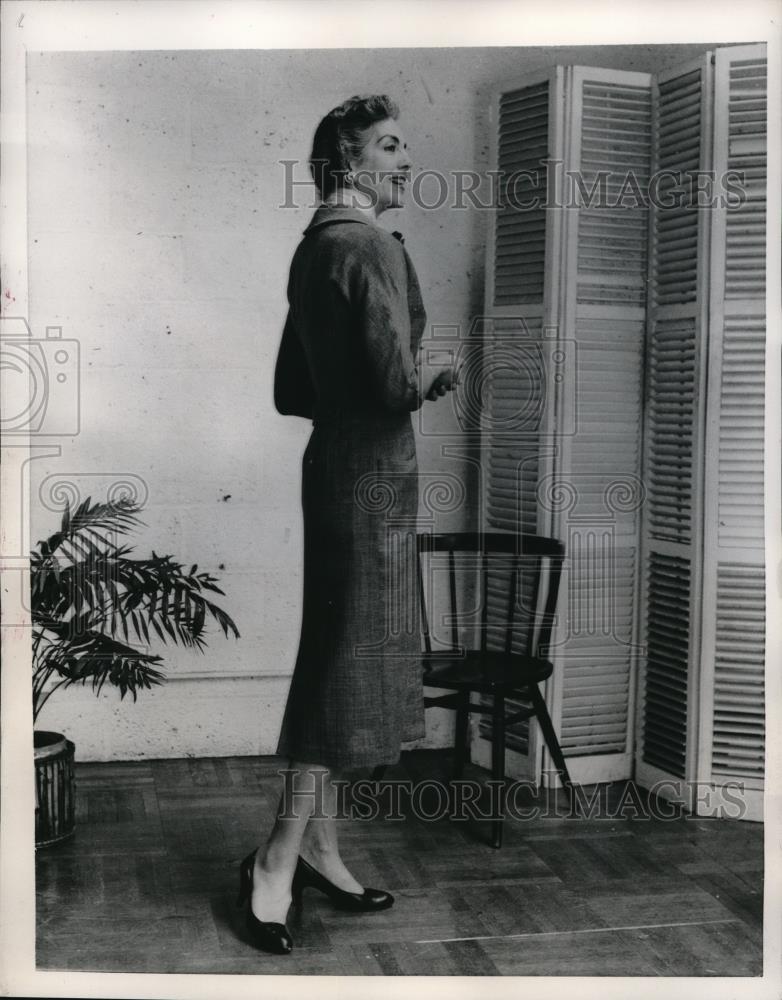 1956 Press Photo A Trim, Slim-Looking Woman In Well Fitted Clothes - Historic Images