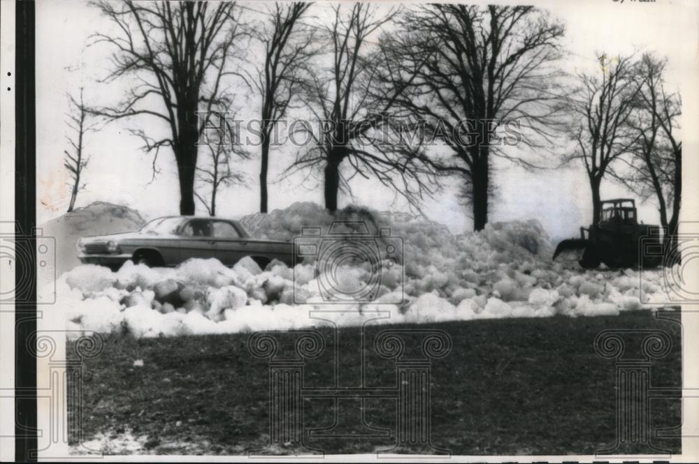 1963 Press Photo Bulldozer clearing roadway of ice at Garrison, Minnesota - Historic Images