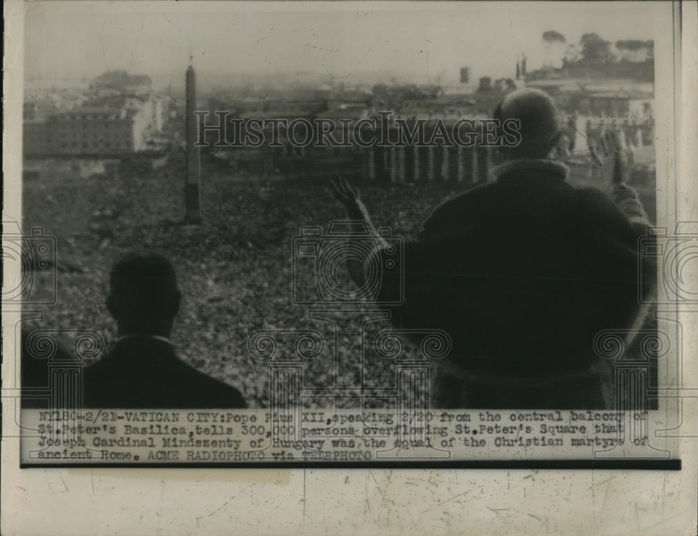 1949 Press Photo Pope Pius XII,speaking from the balcony of St Peter, Basilica - Historic Images