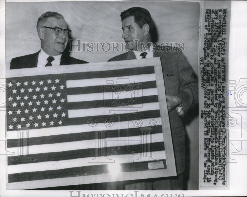 1959 Press Photo Joe M. Kilgore Presents A Flag To E.L. Bartkatt - Historic Images