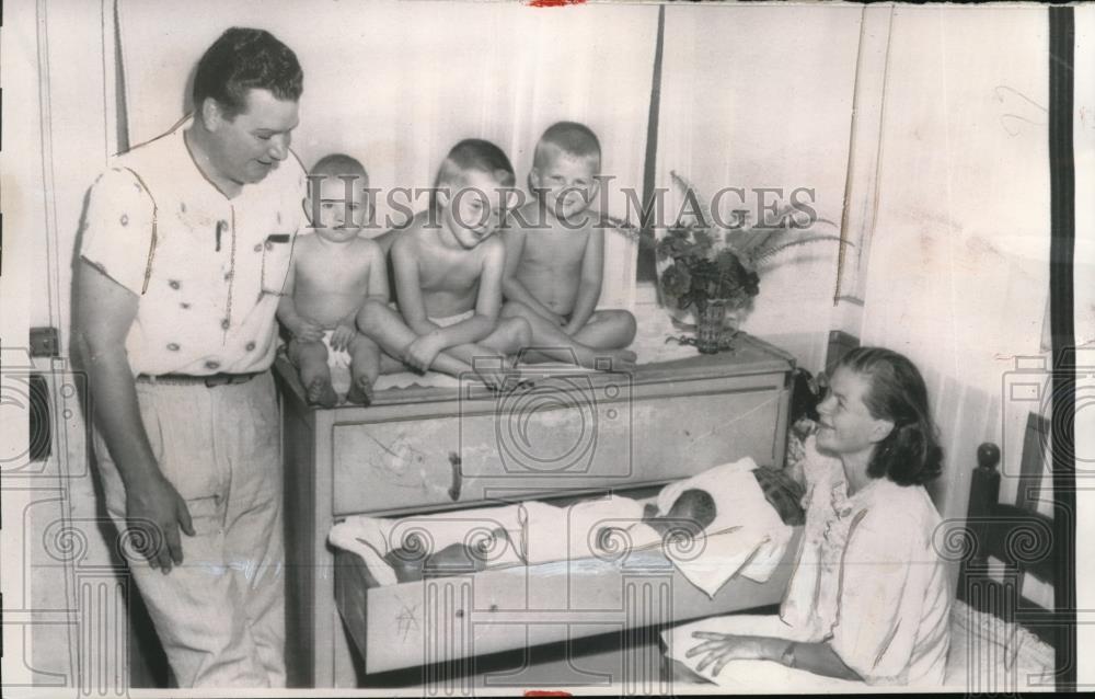 1957 Press Photo Ex-Marine Raider Joseph Hunt delivered his twin daughters - Historic Images