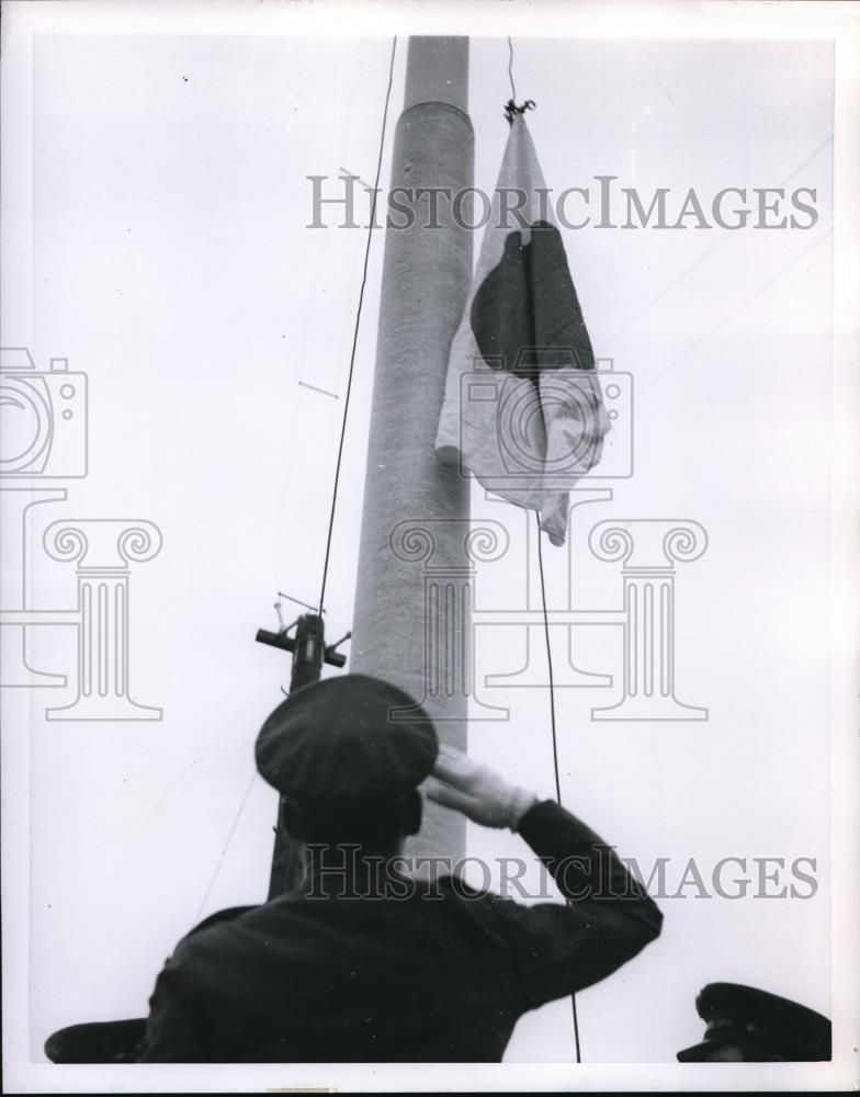 1955 Press Photo Japanese soldiers raising the national flag at a Japanese Army - Historic Images