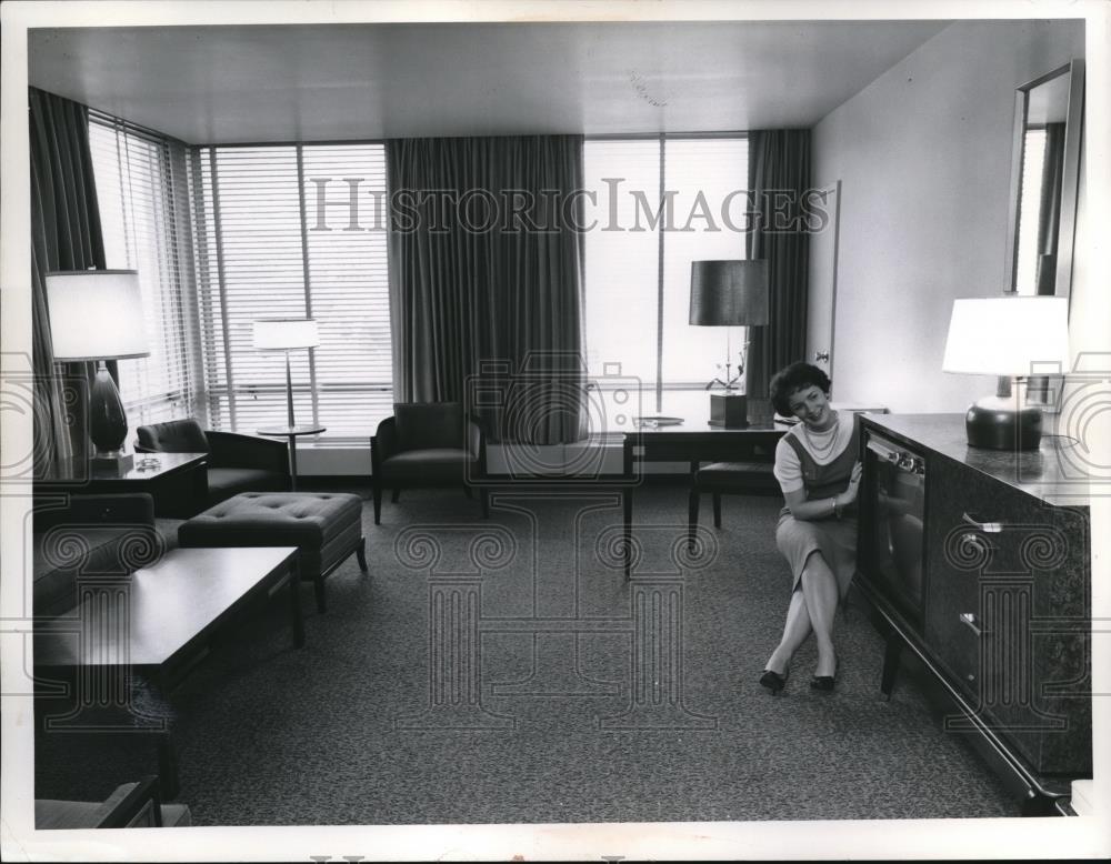 1959 Press Photo Mary Ellen Freeland at Pittsburg Hilton Hotel - Historic Images