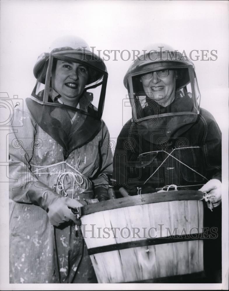 1955 Press Photo Mrs June Dell and Mrs Ella Creighton to the rescue - Historic Images