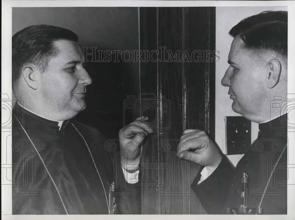 1945 Press Photo Guiillozet brothers looking at each other - Historic Images