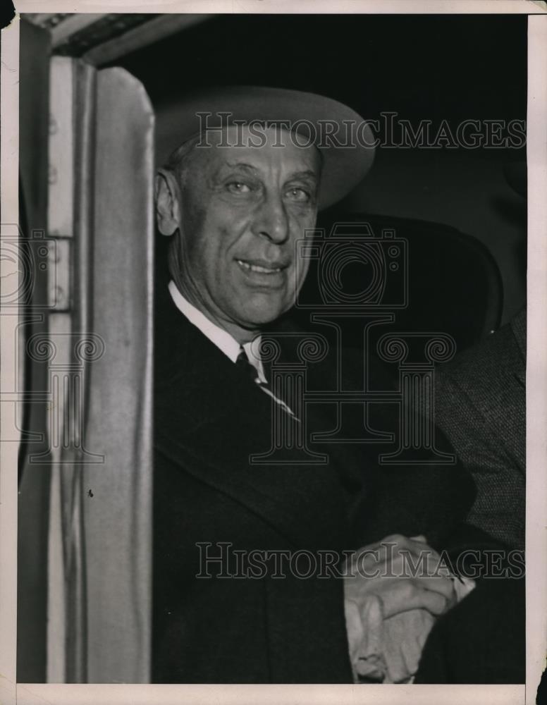 1937 Press Photo Close up of A.P. Sloan in a taxi. - Historic Images