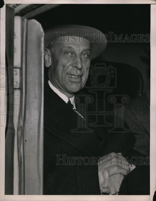 1937 Press Photo Close up of A.P. Sloan in a taxi. - Historic Images