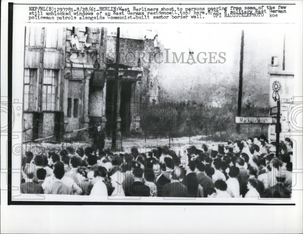 1961 Press Photo Berlin West Berliners shout to persons peering from some of - Historic Images