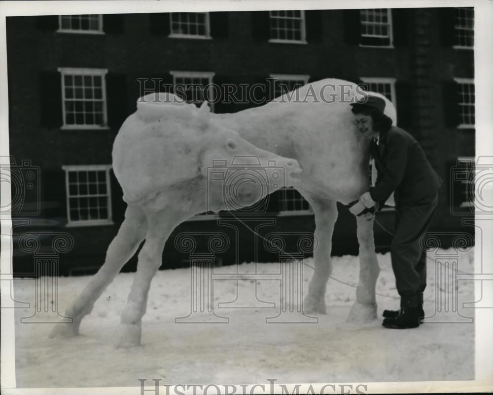 1941 Press Photo Merle Humphrey, Grabs the reins of an ice-horse statue - Historic Images