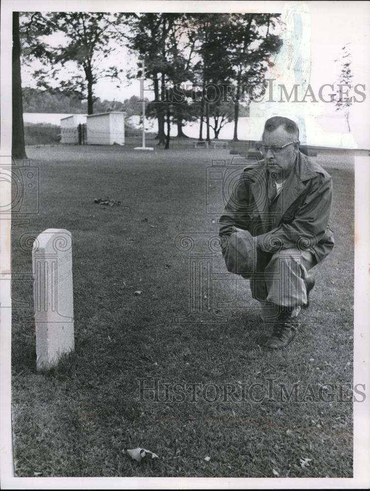 1960 Press Photo Old Cemetery, father, Theodore Marlin, Youngstown - Historic Images