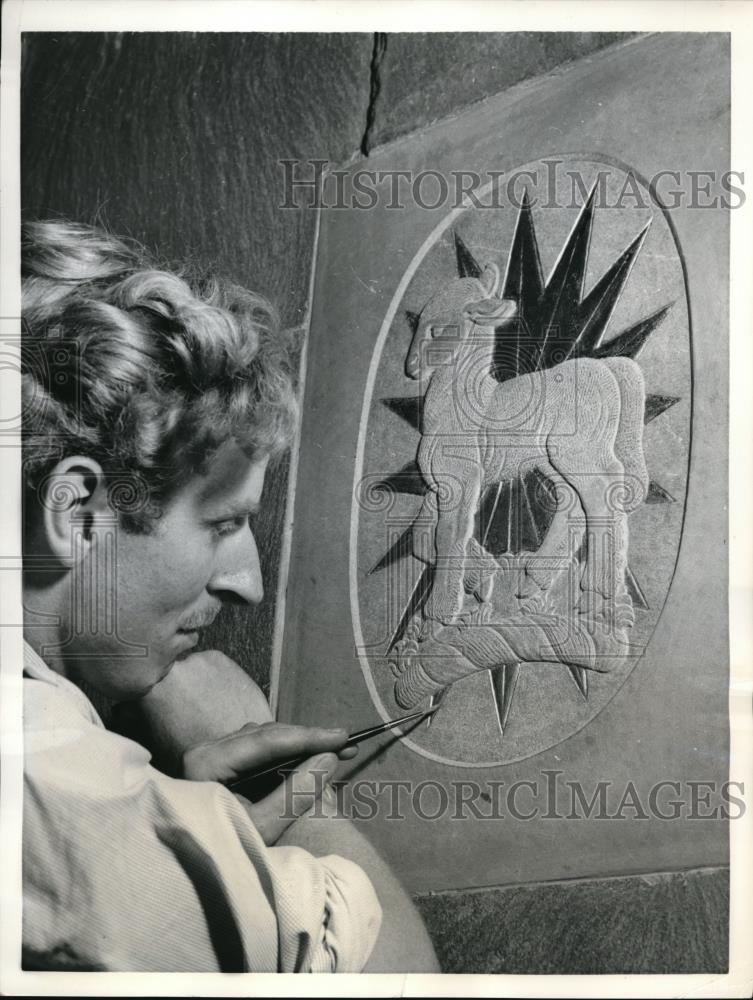 1958 Press Photo The Lamb of Glory by Sculptor Alan Collins on the door of a - Historic Images