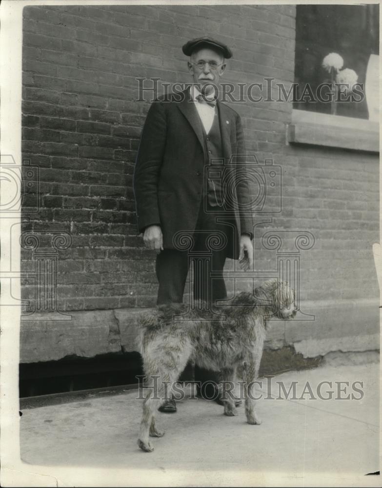 1927 Press Photo H.E. Cernold and Dog Saddee - Historic Images