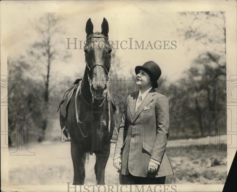 1929 Press Photo Mrs. Florence Wilbreding Powers Stares Lovingly At Horse. - Historic Images