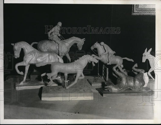 1933 Press Photo An exhibition of miniature statues of horses in New York - Historic Images