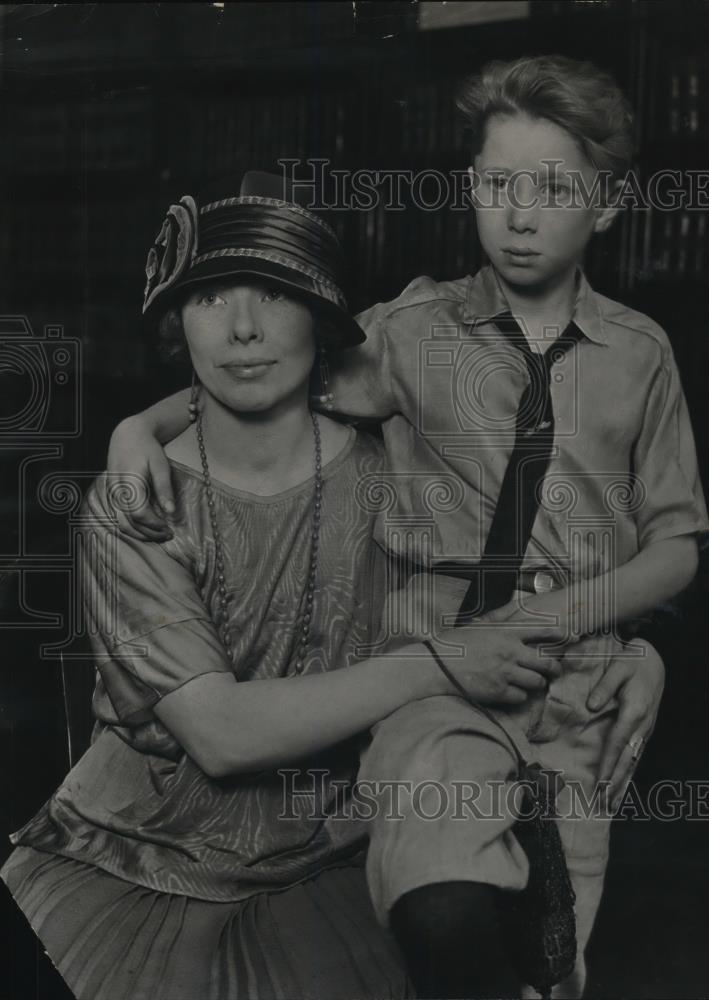 1924 Press Photo Mrs Martha Farrell &amp; her son - Historic Images