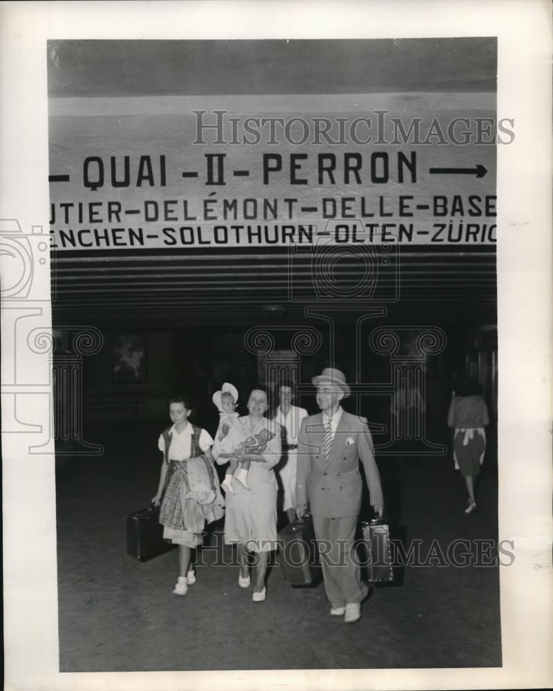 1948 Press Photo Arthur Maeder with Wife, Niece Mady Ricken and Claudine Demuth - Historic Images