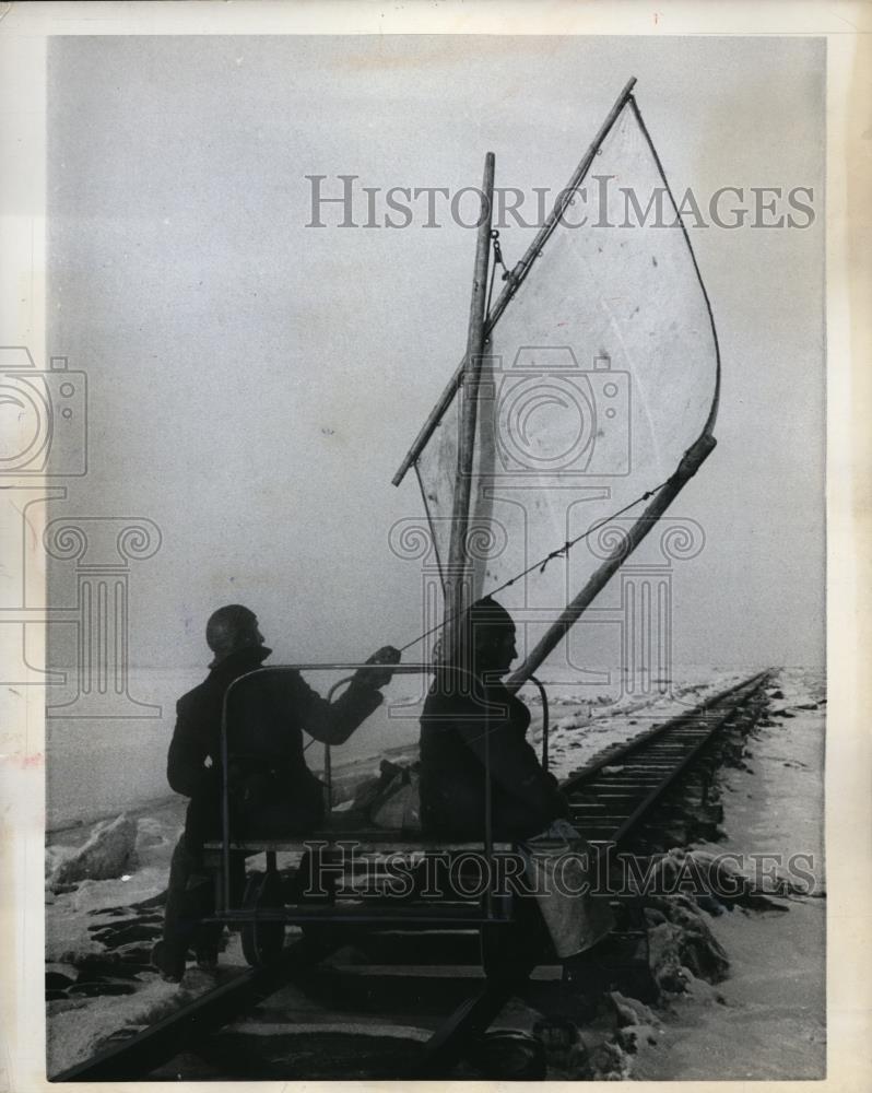 1963 Press Photo 2 men sail the rails in the bitter cold of Germany. - Historic Images