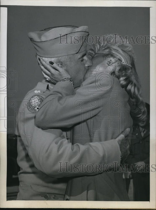 1946 Press Photo "Dreamboat" Radio Operator Gets Warm Welcome - Historic Images