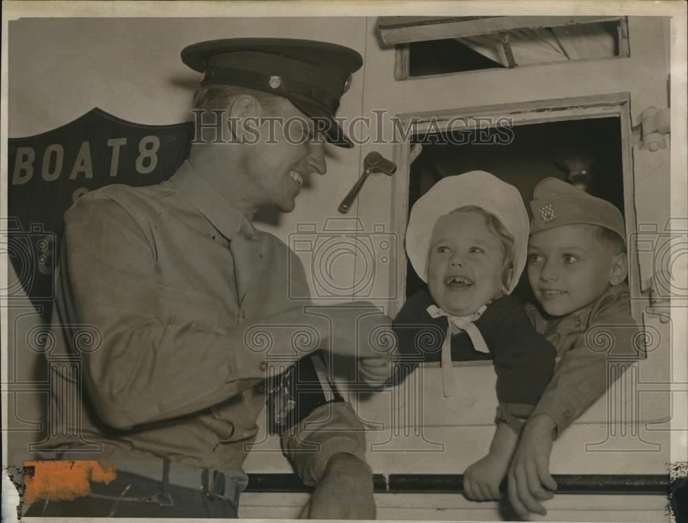 1941 Press Photo Back from philippines headed from indiana - Historic Images