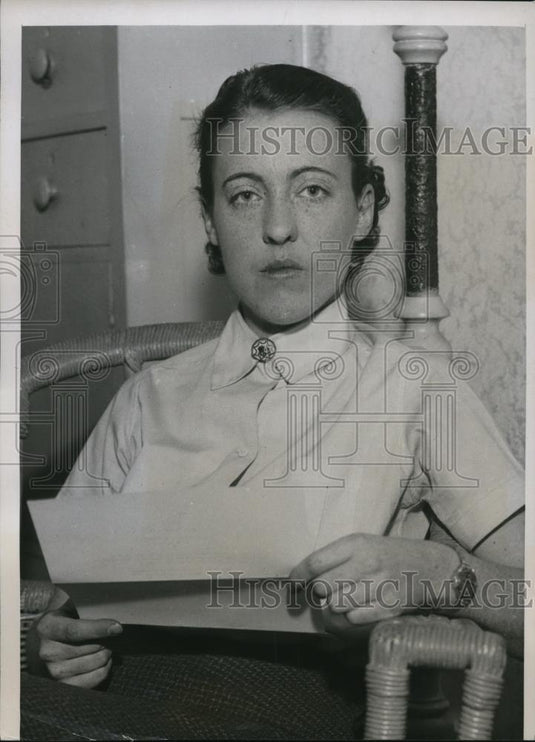 1937 Press Photo Mrs. Lois Schilling holding a letter - Historic Images